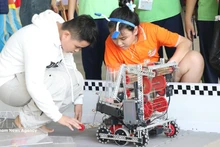 Школьники участвуют в практическом опыте управления роботами на открытом турнире Robot FPT Schools Дананг. Фото: ВИА