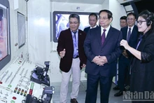 Премьер-министр Фам Минь Тьинь посещает Вьетнамский космический музей. 