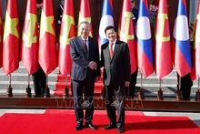 Генеральный секретарь, Президент Лаоса Тхонглун Сисулит приветствует Генерального секретаря То Лама. Фото: ВИА