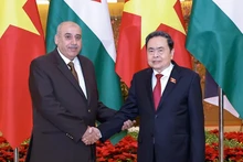 Председатель НС Чан Тхань Ман и Председатель Палаты представителей Иорданского Хашимитского Королевства Мазен Турки эль-Кади. Фото: ВИА