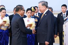 Церемония встречи Генерального секретаря ЦК КПВ То Лама в аэропорту Течо в Пномпене. Фото: ВИА