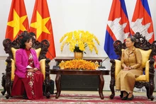 Председатель ЦК ОФВ Буй Тхи Минь Хоай и Заместитель председателя НПК, Председатель Национального совета ФСРО Камбоджи Мен Сам Ан.