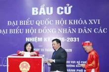 Председатель Центрального комитета Отечественного фронта Вьетнама Буй Тхи Минь Хоай вместе с избирателями голосует на выборах. Фото: ВИА