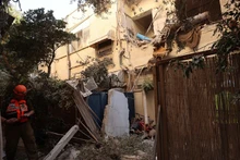 Спасатели работают на месте иранского удара по Тель-Авиву, Израиль. (Фото: Синьхуа/ВИА)