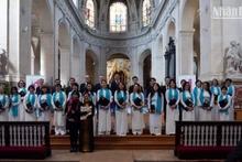 Хор «Куэхыонг» с гордостью представил международной публике классические хоровые произведения и революционные песни Вьетнам. Фото: Минь Зюи