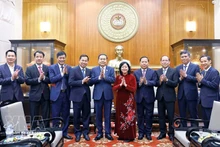 Председатель НС Чан Тхань Ман с учасниками. Фото: ВИА