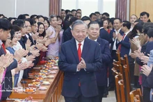 Генсекретарь Tо Лам поздравляет с Новым годом кадровых работников, государственных служащих, сотрудников и трудящихся Канцелярии ЦК КПВ. Фото: ВИА