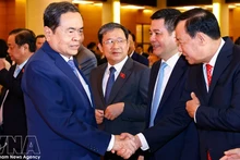 Председатель НС Чан Тхань Ман беседует с депутатами НС. Фото: ВИА