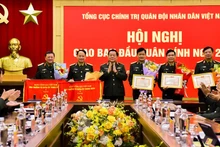 Генерал армии Нгуен Чонг Нгиа вручает награды отличившимся коллективам и отдельным лицам.