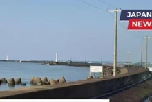 На волноломе, ведущем к маяку Микуни. Фото: Japan News