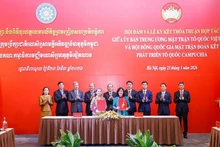 Стороны обмениваются подписанными документами о сотрудничестве.