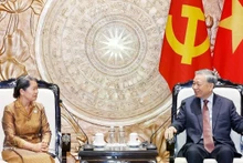 Генеральный секретарь То Лам принимает Мен Сам Ан, заместителя председателя Народной партии Камбоджи, председателя Национального совета Фронта солидарности и развития Отечества Камбоджи. Фото: ВИА