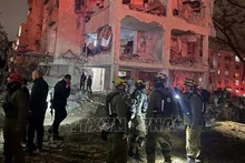 Силы экстренного реагирования на месте ракетного удара баллистической ракетой Ирана в г. Арад, Израиль вечером 21 марта 2026 г. Фото: ВИА