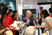 Вручение подарков пассажирам двух новых международных рейсов из Манилы и Бали. Фото: ВИА