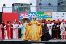 Показ национальных костюмов в рамках Вьетнамского фестиваля 2026 года в Осаке. 