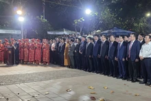 Делегаты воскурили благовония в память о предках по случаю открытия церемонии выдачи королевской печати Весны Биньнго 2026 года.