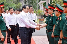 Председатель НС Чан Тхань Ман посетил и провёл рабочую встречу с 9-й дивизией 34-го армейского корпуса. Фото: ВИА