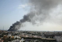 Дым поднимается после того, как иранские ракеты попали в американскую военно-морскую базу в Бахрейне, где размещен штаб 5-го Оперативного флота США, 28 февраля 2026 г. Фото: АА/ВИА.