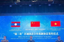 Представители сторон подписывают меморандум о механизме сотрудничества. Фото: ВИА