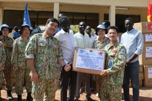 Молодежь Военно-полевого госпиталя 2-го уровня №7 передает материалы в дар Больнице общего профиля Бентиу. Фото: Тиен Фук