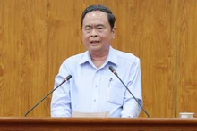 Председатель НС Чан Тхань Ман выступает на встрече с действующими и бывшими руководителями города Кантхо. Фото: Тхань Там