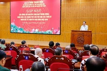 Председатель НС Чан Тхань Ман выступает на встрече с бывшими руководителями центральных органов, 9-го военного округа и г. Кантхо разных поколений. Фото: ВИА