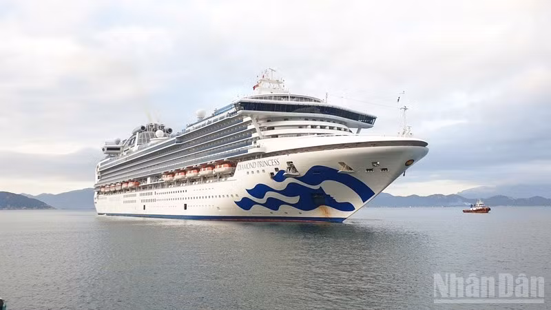 Международный круизный лайнер Diamond Princess заходит в Международный порт Камрань. (Фото: Департамент культуры, спорта и туризма провинции Кханьхоа)