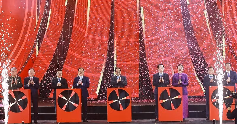 Премьер-министр Фам Минь Тьинь выступает на церемонии открытия первой Весенней ярмарки 2026 года. (Фото: ВИА).