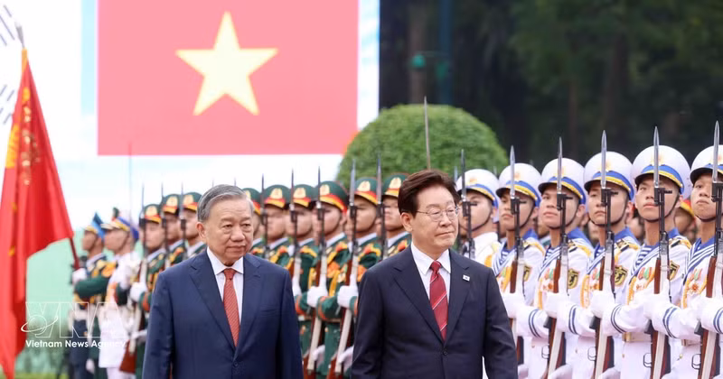 Генеральный секретарь ЦК КПВ, Президент СРВ То Лам и Президент Республики Корея Ли Чжэ Мён обходят строй почётного караула Народной армии Вьетнама.