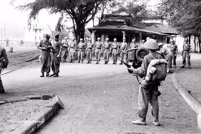 Во исполнение положений Женевских соглашений 24 апреля 1955 года французские войска покинули Хонгай в районе Хонгкуанг (ныне провинция Куангнинь). В 12:00 24 апреля 1955 года последний французский военнослужащий экспедиционного корпуса поднялся на судно и покинул паромную переправу Байчай. На фото: подразделения Вьетнамской народной армии принимают под контроль позиции, только что оставленные французскими войсками в Хонгае, 24 апреля 1955 года. Фото: Архив ВИА