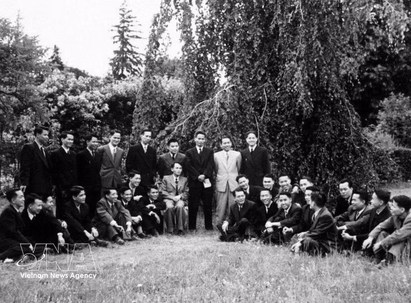 Заместитель премьер-министра Фам Ван Донг и правительственная делегация Демократической Республики Вьетнам на Женевской конференции 1954 года. Фото: ВИА