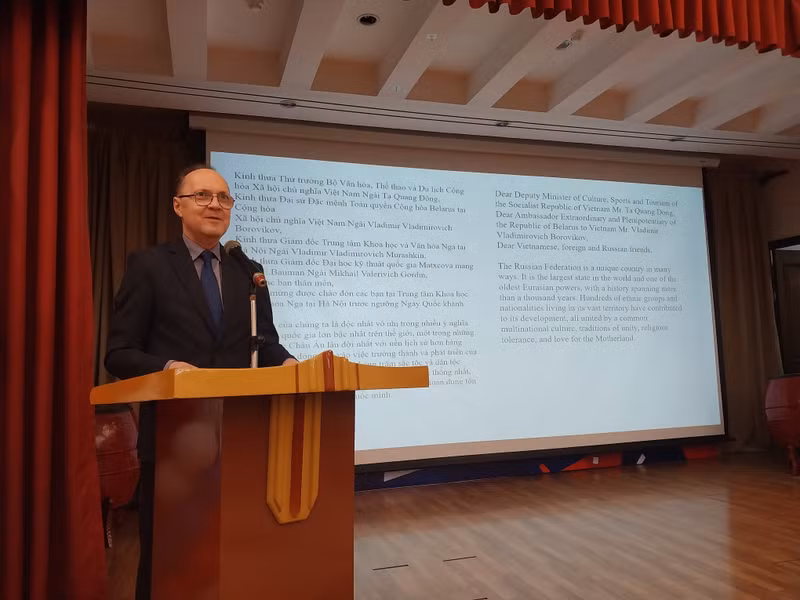 Посол России во Вьетнаме Геннадий Бездетко выступает с речью. 