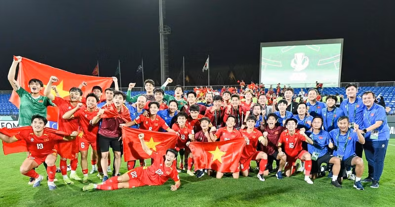 Тренерский штаб и игроки сборной Вьетнама U23 празднуют успех на финальном этапе чемпионата Азии U23 2026 года. (Фото: VFF)