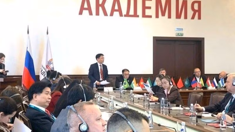 Заместитель председателя Вьетнамской академии общественных наук доцент, кандидат наук Нгуен Дык Минь выступает с речью на международном пленарном заседании. (Фото: Вьетнамская академия общественных наук)