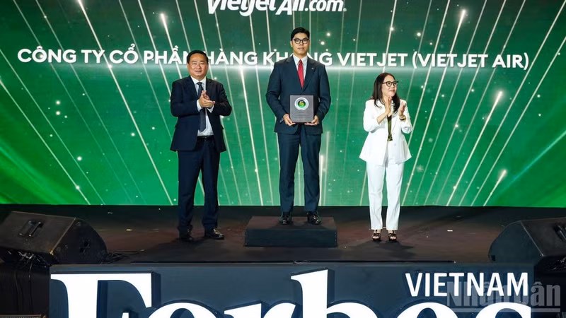 Vietjet удостоена чести войти в список «50 ведущих компаний в области ESG в 2026 году» по версии Forbes Vietnam. (Фото: Бао Ви)