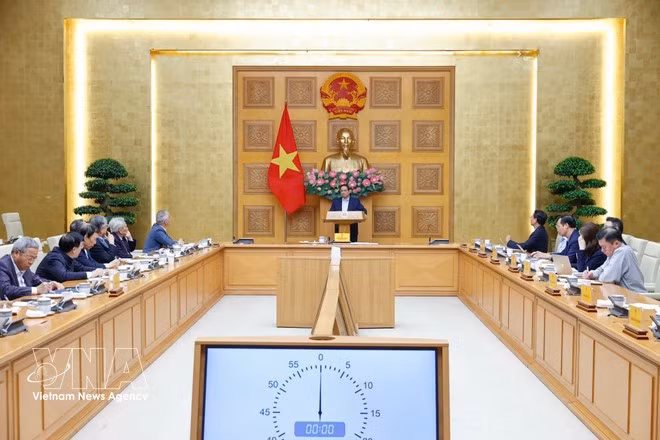 Премьер-министр Фам Минь Тьинь провёл рабочее совещание с Советом по консультированию в области политики для обсуждения социально-экономической ситуации и новых мировых тенденций. Фото: ВИА.