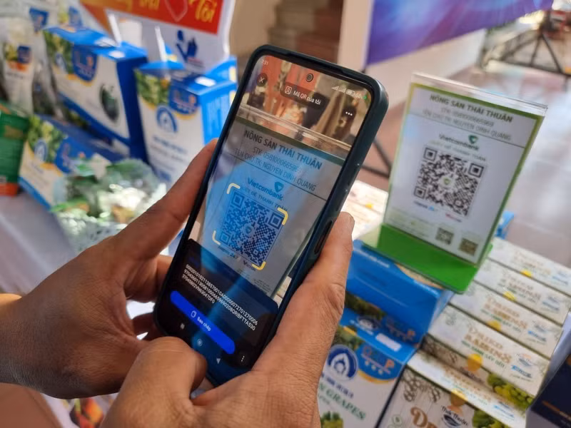 Клиенты быстро переводят деньги с помощью сканирования QR-код. Фото: ВИА