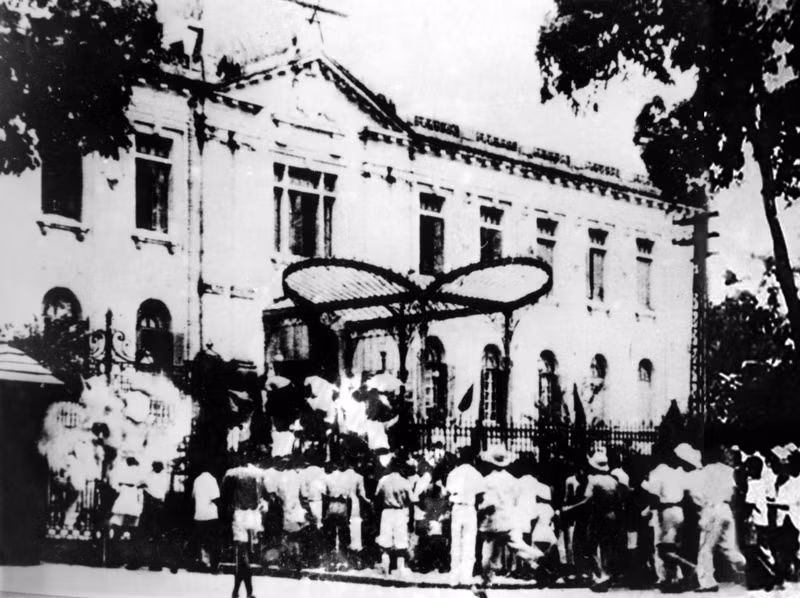 19 августа 1945 года после митинга на площади Оперного театра жители столицы заняли дворец Бакбо — резиденцию французского марионеточного правительства на Севере. Фото: ВИА
