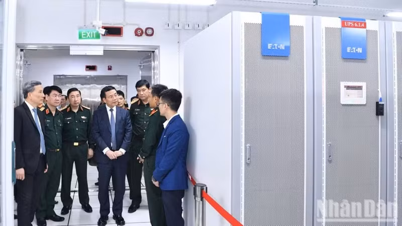 Делегаты посещают центр обработки данных Viettel в высокотехнологичном парке Ланг-Хоалак. Фото: Газета Нянзан