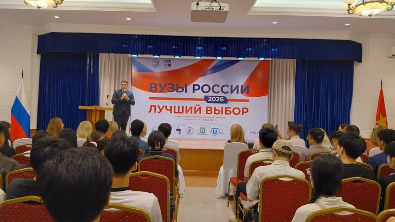 Директор Русского дома в Ханое Владимир Мурашкин выступает с речью. Фото: Т. Лам