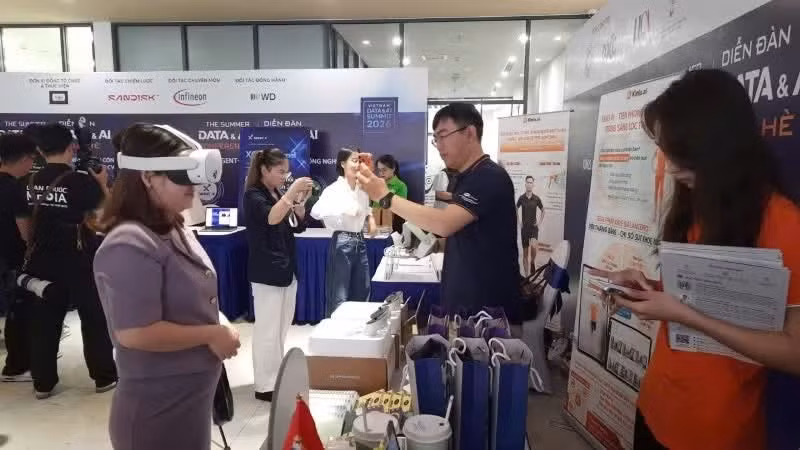 Жители знакомятся с технологическими продуктами, представленными на форуме Data & AI 2026 в Инновационном стартап-центре города Хошимина (SIHUB).