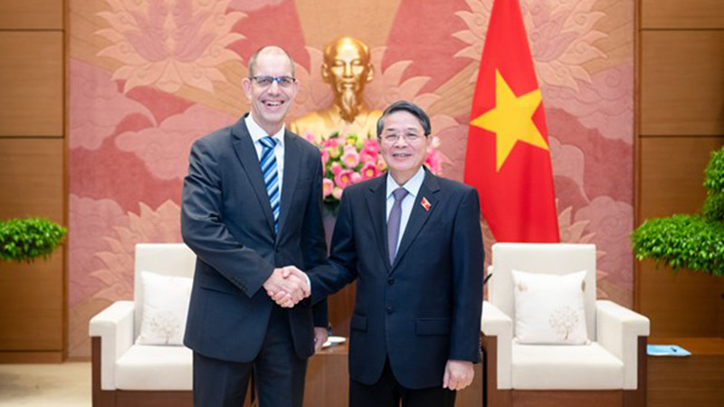 Зампредседателя НС Нгуен Дык Хай (справа) и заместитель генерального секретаря Фонда им. Конрада Аденауэра Герхард Валерс. Фото: quochoi.vn