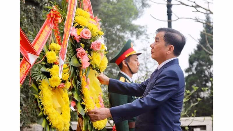 Товарищ Чан Кам Ту возлагает венки в мемориальном комплексе Генерального секретаря ЦК КПВ Чан Фу. 