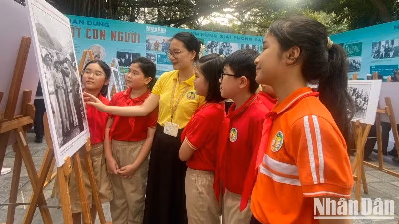 Учащиеся начальной школы Чанган посещают выставку и узнают о жизни, революционной деятельности и нравственном примере Президента Хо Ши Мина.