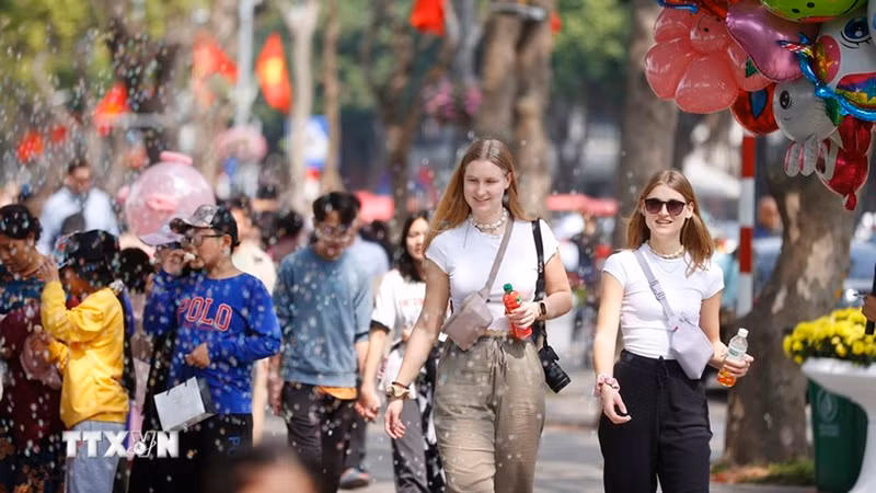 Иностранные туристы посещают озеро Хоанкием. Фото: ВИА