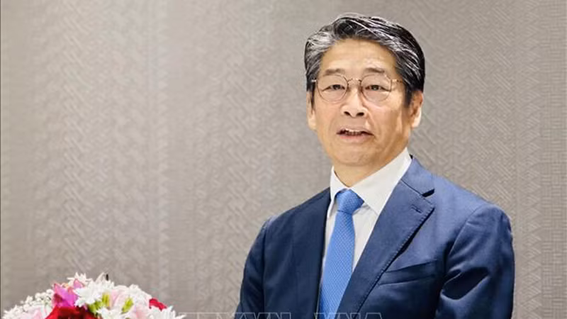 Посол Японии во Вьетнаме Ито Наоки дает интервью СМИ. Фото: ВИА