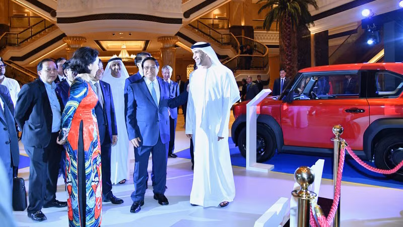 Премьер-министр Фам Минь Тьинь посещает выставочное пространство электромобилей VinFast. Фото: Тхань Жанг Премьер-министр Фам Минь Тьинь посещает выставочное пространство электромобилей VinFast. Фото: Тхань Жанг