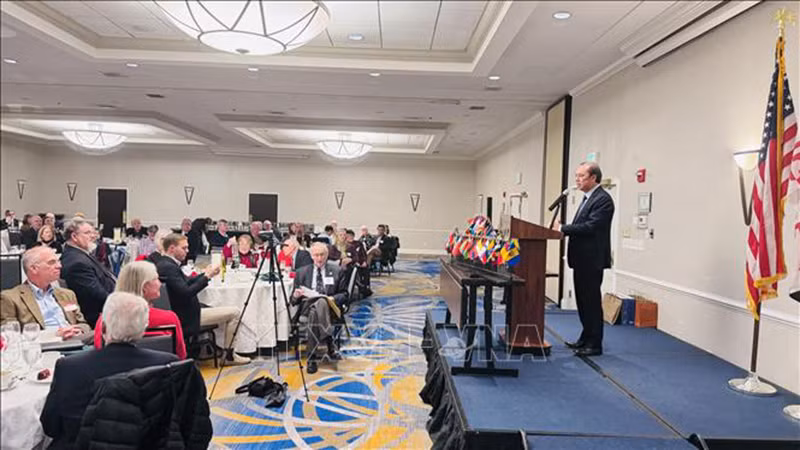 Посол Нгуен Куок Зунг выступает на встрече с членами Международного клуба Аннаполиса. Фото: ВИА Посол Нгуен Куок Зунг выступает на встрече с членами Международного клуба Аннаполиса. Фото: ВИА