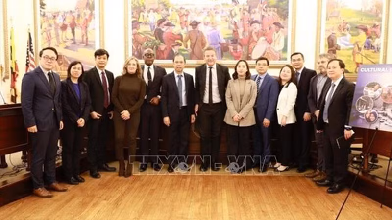 Посол Нгуен Куок Зунг, сотрудники Посольства и Мэр города Аннаполис фотографируются на память. Фото: ВИА