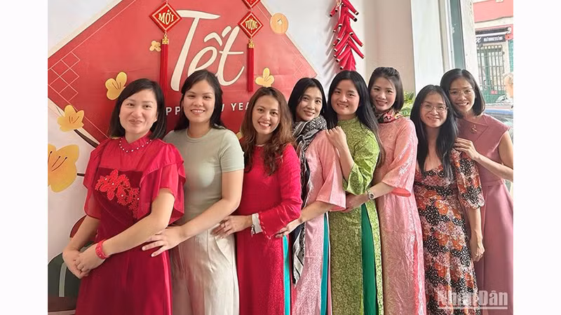Вьетнамские женщины в платьях «аозай» по случаю Тэта.